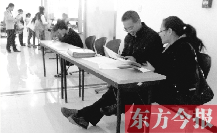 　　10月16日，鄭州市社保中心辦事大廳，新增的桌椅方便了前來辦理手續(xù)的市民