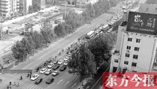 圍擋設(shè)置首日，人們騎車緩慢通行