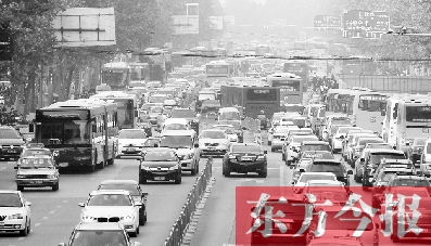 昨日下午4點(diǎn)，在花園路與黃河路口附近，車堵成了“一鍋粥”