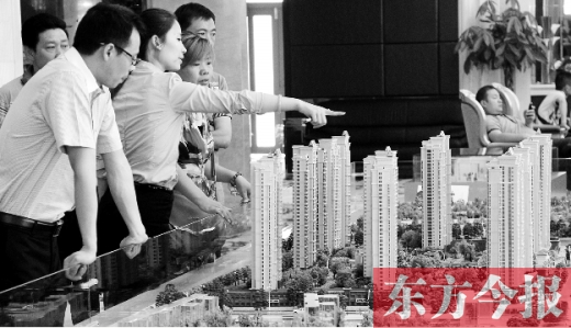 買套房子，幾乎要耗盡大半生的積蓄，所以，房?jī)r(jià)的高低時(shí)刻牽動(dòng)著國(guó)人的心