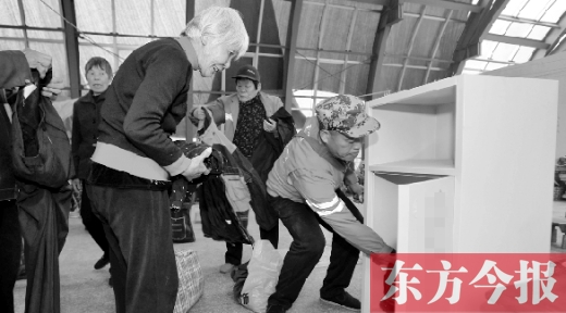 11月5日，孫德坤把棉衣送到今報(bào)的一處“愛有所衣”站點(diǎn)