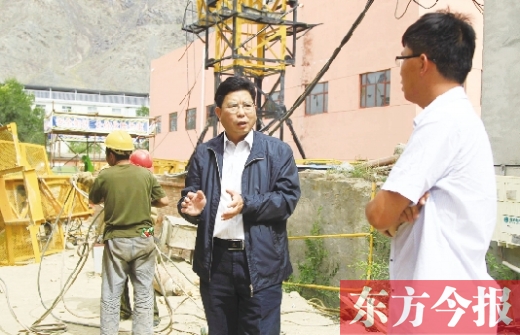 新鄉(xiāng)市援疆前方指揮部指揮長、伊吾縣委副書記鄭援越（中）深入一線調(diào)研