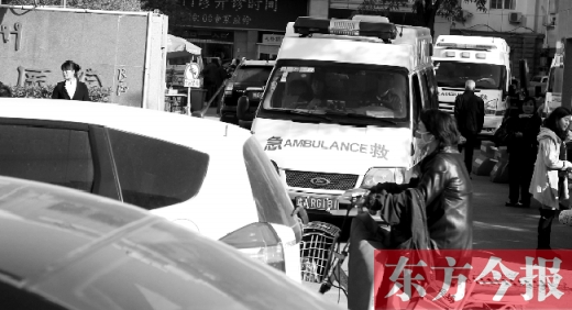 馬路上的機動車越來越多，臨著大路鄭州市第一人民醫(yī)院門口，出急診的救護車常常遭遇堵車