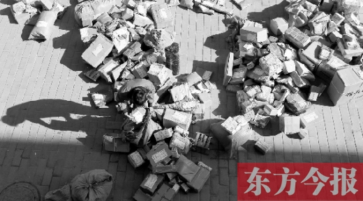 “雙十一”后，快遞員忙著送包裹，連水也不敢喝