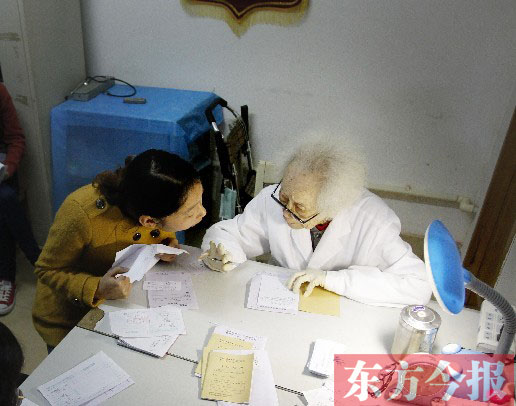 昨日，97歲的“醫(yī)生奶奶”胡佩蘭在給患者看病