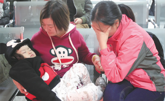 昨日，9時(shí)35分，堅(jiān)守在手術(shù)室外的嘟嘟在媽媽懷里睡著了，因被眼前的真情觸動(dòng)，今報(bào)記者趙丹流下了眼淚