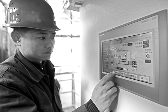 宗希明在“政七街煤改氣項(xiàng)目” 工程工地。高科技完全取代了老式燃煤鍋爐笨重、復(fù)雜的管理和控制