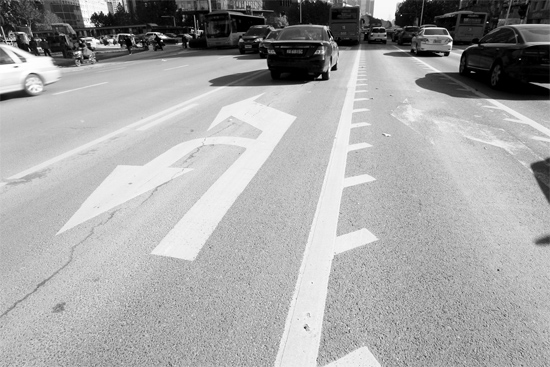 昨日，鄭州市金水路未來路口的“魚刺”車道，好多司機不知道咋走
