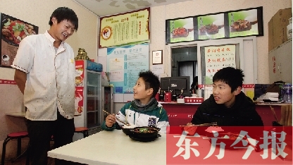 11月30日，鄭州市81中的兩位學(xué)生用勞動為自己掙了一頓中午飯，心里很高興