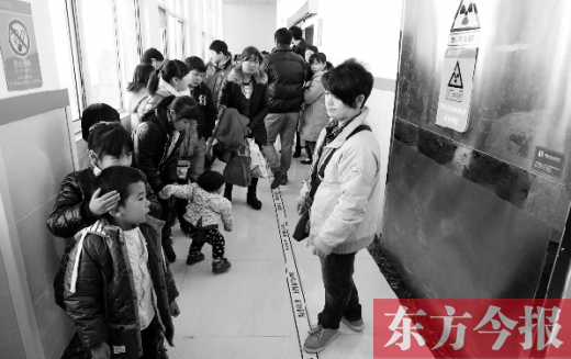 11月30日上午，星星等20余名“袖珍人”到鄭州市兒童醫(yī)院進行骨齡測定