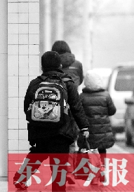 一名學生背著書包走出校門準備回家。教育部發(fā)布規(guī)定，其中明確規(guī)定教師收禮、有償補課等行為將受到相應處分