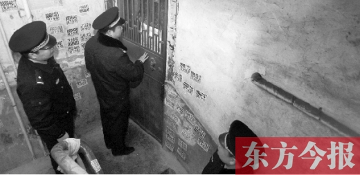 12月3日，鄭州市隴海路。執(zhí)法人員欲進入一戶未辦狗證的居民家中，強行將狗帶走