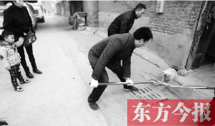 12月3日，鄭州市隴海路。執(zhí)法人員對一只“辦了證卻不系繩”的狗進行捕捉