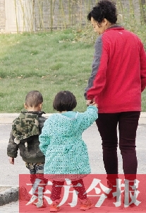 男孩兒姓“鄭”，女孩兒姓“周”（取“州”諧音），即“鄭州”之意，這一取名法得到了認(rèn)可