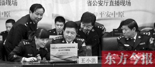 省公安廳廳長王小洪（中）和微博網(wǎng)友在進(jìn)行交談，發(fā)現(xiàn)問題現(xiàn)場馬上解決