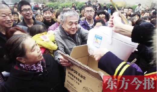 昨日，鄭州金源第一城小區(qū)。除了能領(lǐng)到地鐵試乘劵，還有獎(jiǎng)品可拿