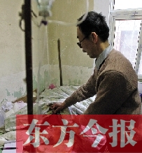 54歲的老楊把自己當做護士，不離不棄照顧著已成“植物人”的母親