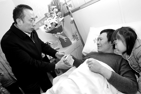 黃久生把五萬元現(xiàn)金送到李剛的病房?jī)?nèi)