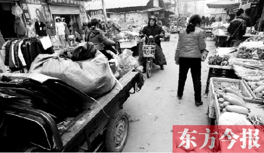 和所有的都市村莊一樣，老鴉陳也充滿著形形色色的人，窄窄的巷子因占道經(jīng)營變得更加狹窄