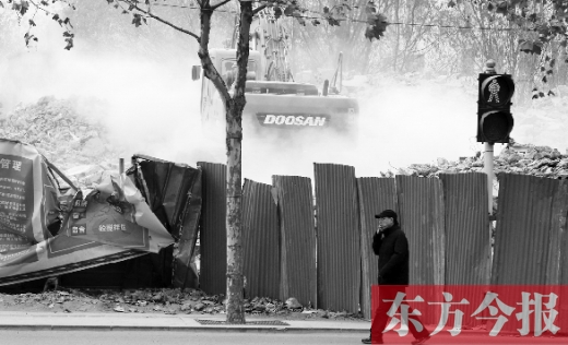 昨日，鄭州市未來(lái)路與緯四路交叉口一工地施工不除塵，加重了空氣污染