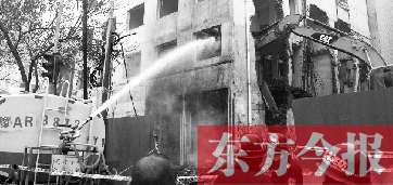 昨天早上8點(diǎn)半，鄭州市農(nóng)業(yè)路一拆遷工地，用兩臺(tái)噴水車(chē)噴水除塵，有效地阻止了施工揚(yáng)塵