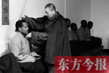 少林功夫講究禪武合一，坐禪當(dāng)然少不了,別看就是坐坐，姿勢都要師傅教