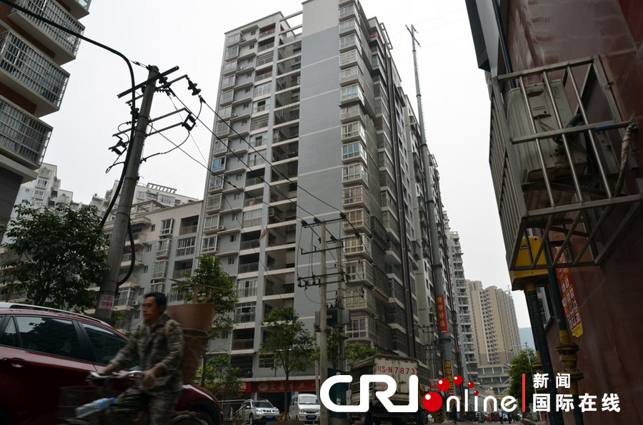 2013年4月2日，四川達城，電線桿足足有19層樓高，而且離小區(qū)住戶的房屋很近。圖片來源:張驥/CF