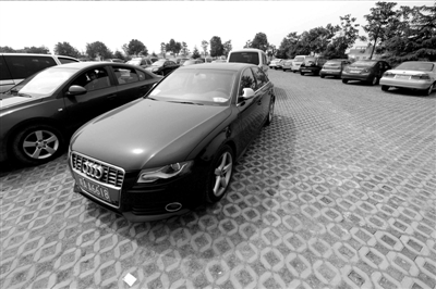 3月30日，掛有AZG(安徽政府公務(wù)的拼音縮寫）通行證的車輛停放在合肥市小蜀山公墓停車場內(nèi)。