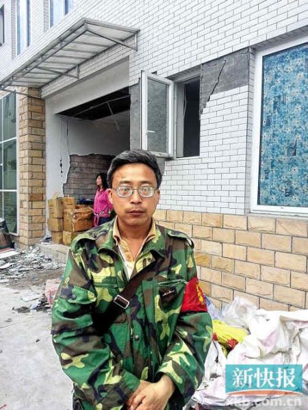 被免副鄉(xiāng)長楊成毅成災(zāi)區(qū)首位免職干部，接受新快報(bào)記者采訪時(shí)稱：“服從組織決定，大難當(dāng)前官位不要緊”