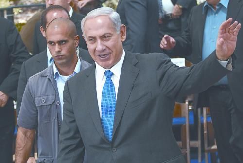 經(jīng)以總理內(nèi)塔尼亞胡主持的內(nèi)閣秘密會(huì)議決定，以空軍接連對(duì)敘利亞多處目標(biāo)實(shí)施空襲。圖為內(nèi)塔尼亞胡5日出席內(nèi)閣會(huì)議。