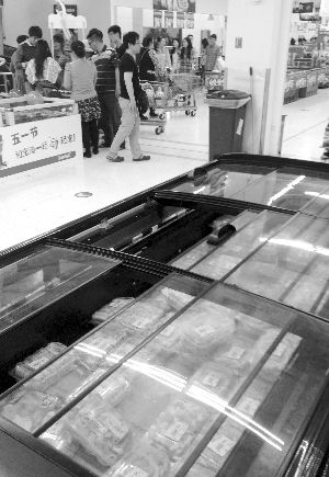 新街口某超市羊肉卷柜臺(tái)無(wú)人問(wèn)津。