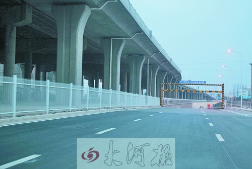 下穿隧道限高3米，不影響公交車通行。