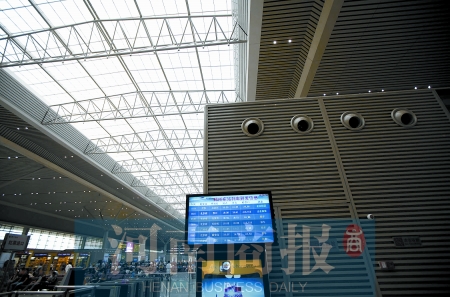 　鄭州東站三樓候車大廳，雖然空調(diào)處有涼風(fēng)吹出，但陽光通過頂棚照進(jìn)，導(dǎo)致整個(gè)大廳的空調(diào)制冷效果不明顯