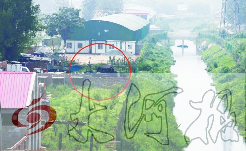 　彩虹橋西南側(cè)有一個大型地溝油加工窩點，廢水流入旁邊的排水渠。