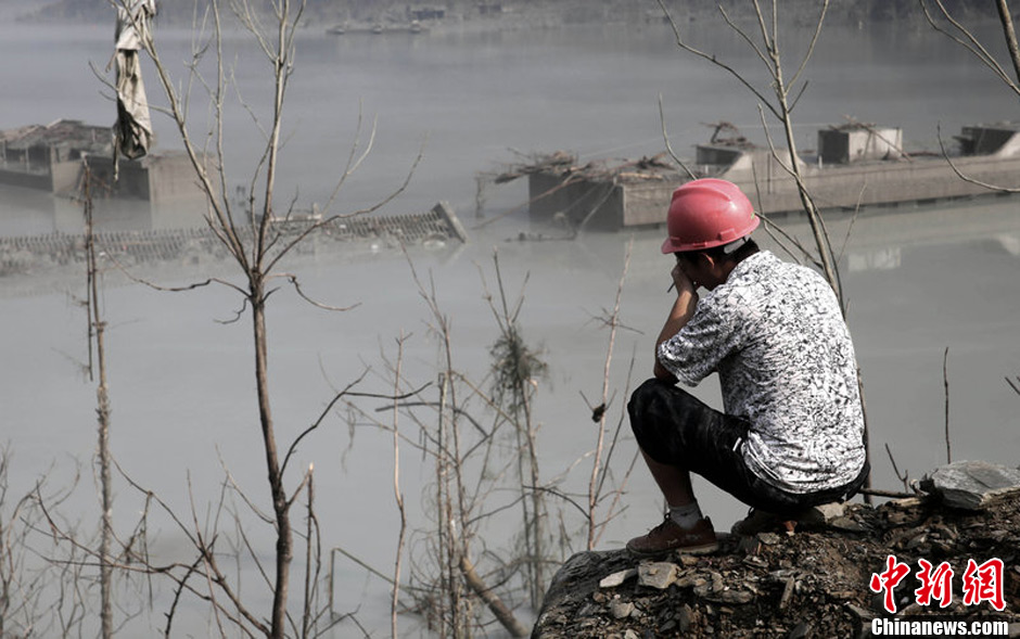 7月14日，四川綿陽，在水下沉寂了5年多的北川漩坪鄉(xiāng)浮出水面，如海市蜃樓飄浮在堰塞湖水面，回來看自己