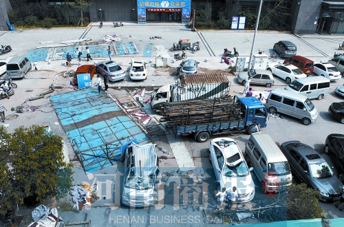 昨日上午，事發(fā)現(xiàn)場(chǎng)仍停有多輛被砸變形的汽車