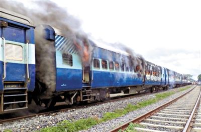 19日，撞人的火車被民眾點(diǎn)燃。