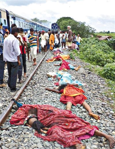 19日，事故現(xiàn)場遇難者的遺體。