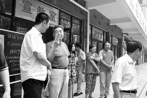 盧法舜（左二）伸出兩根手指，建議實(shí)行2元通票制。