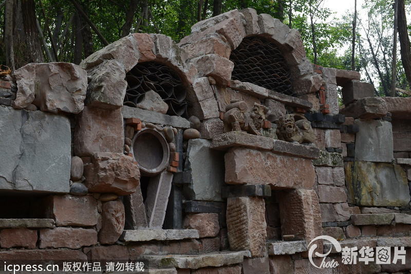 2013年9月23日，有網(wǎng)友近日報(bào)料重慶一所大學(xué)正在修建稀奇古怪的校大門