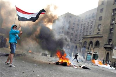 6日，穆?tīng)栁骱湍滦謺?huì)的支持者在開(kāi)羅街頭示威，與警方發(fā)生沖突。消失了三個(gè)多月的前總統(tǒng)穆?tīng)栁鲗⒂谙略率軐彙? oldsrc=