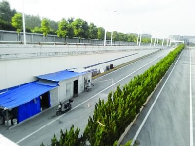 隧道內(nèi)堆放著大量生活用品。