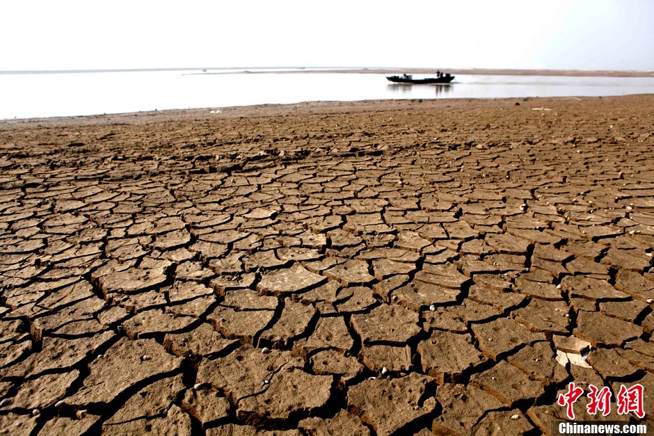 10月28日，在江西省都昌縣印山附近水域拍攝的龜裂的鄱陽湖湖床。