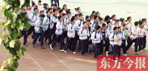 為提高學生體質，教育部門要求將跑早操形成制度