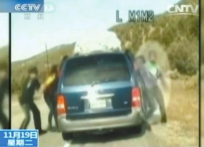 雷爾與警察爭(zhēng)執(zhí)，費(fèi)雷爾兒子下車(chē)試圖保護(hù)媽媽。