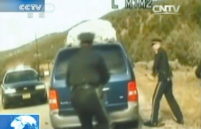 費(fèi)雷爾再次上車(chē)，警察拿警棍砸車(chē)窗。