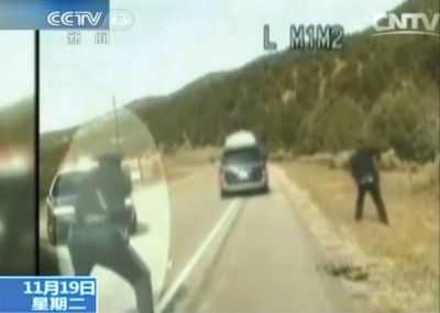 費(fèi)雷爾駕車(chē)逃走，警察連開(kāi)數(shù)槍。央視截圖