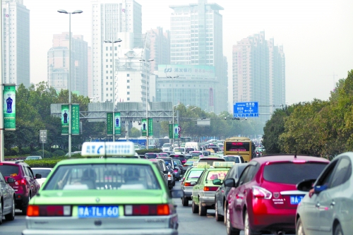 緯二路、順河路、城北路等路口雖多，卻比走金水路省時(shí)