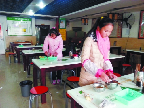 參加體驗(yàn)的兩名學(xué)生成功“入職”后,開(kāi)始收拾餐桌。
