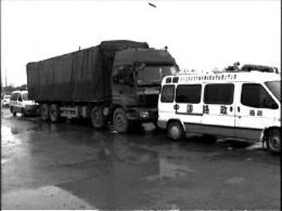 劉溫麗的貨車被兩輛路政執(zhí)法車一前一后堵在公路上 央視截圖